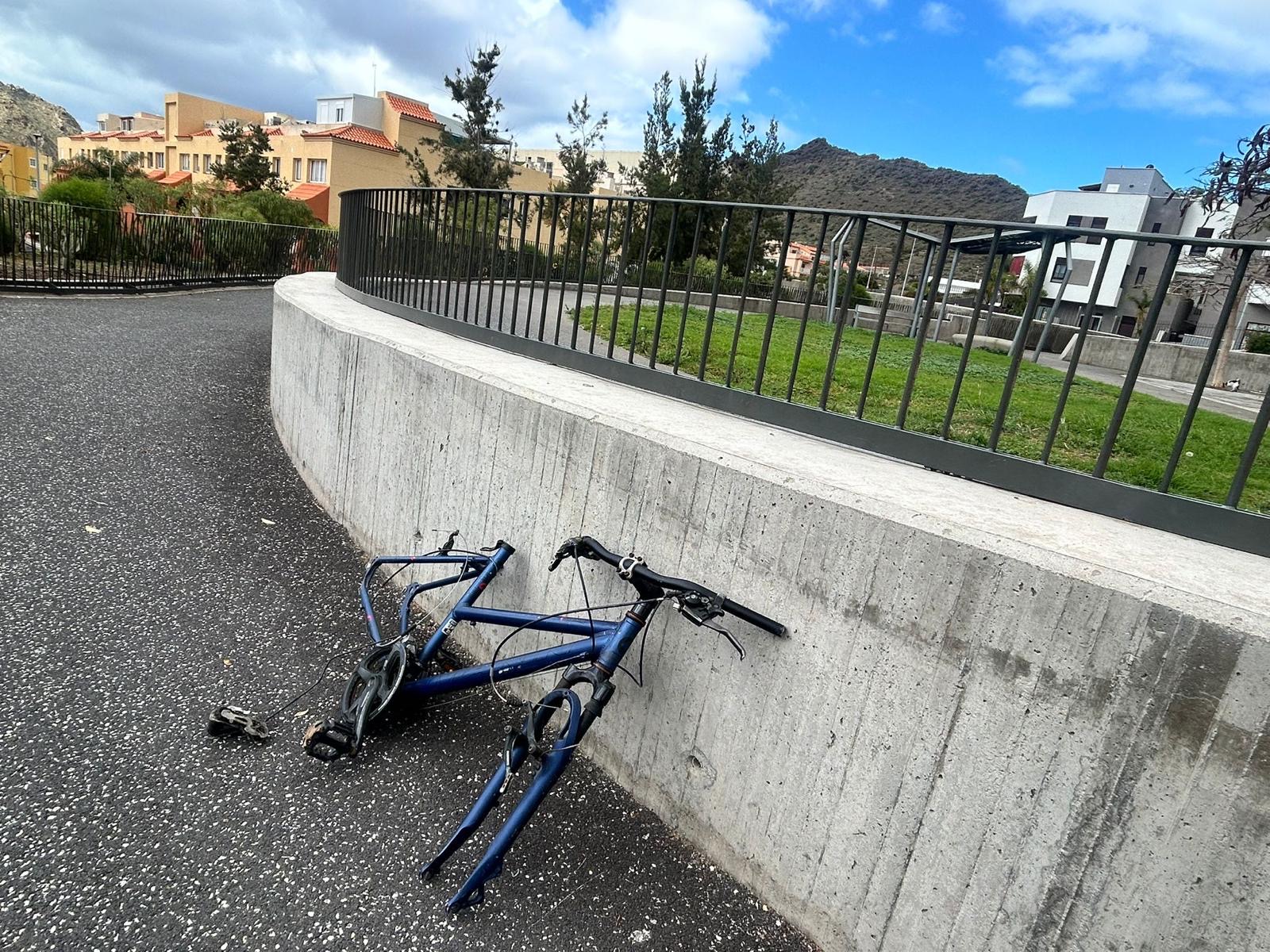 El PSOE de Arona alerta del deterioro de este espacio público construido en 2019 y reclama al gobierno municipal una actuación urgente para garantizar su uso y seguridad